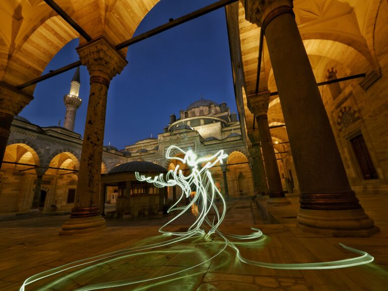 One Line light art – Istanbul Dancer