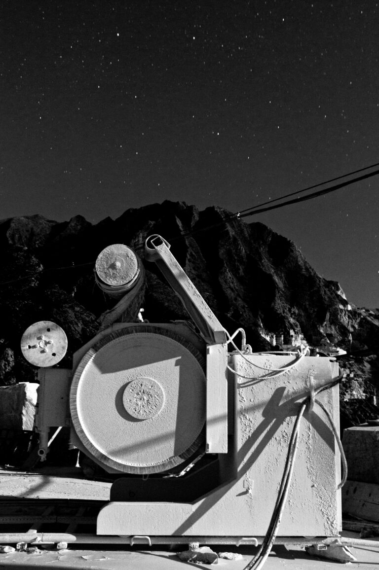 IL MARMO TRA LUNA E SILENZI